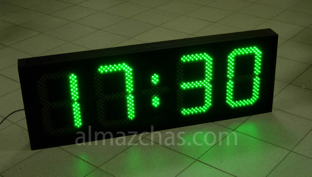 Электронные светодиодные часы зеленого цвета