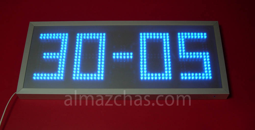 Электронные часы настенные синего цвета