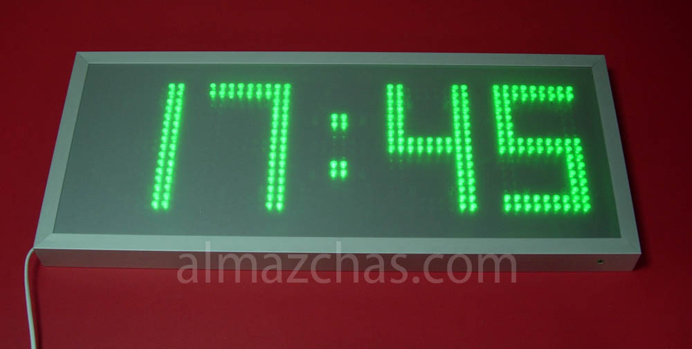Электронные часы настенные зеленого цвета