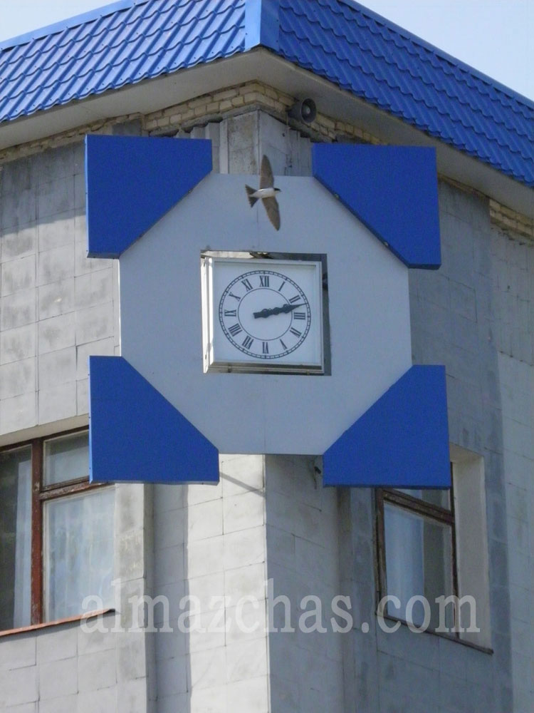 Часы на углу здания
