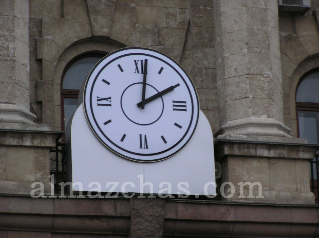 фасадные часы с термометром