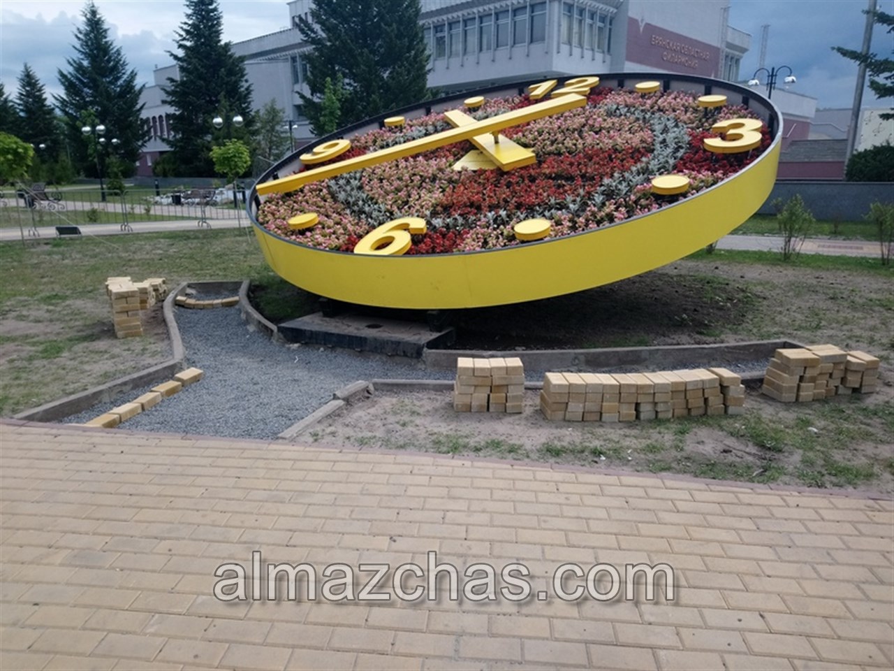 шестиметровые цветочные часы установлены на набережной г. Брянск
