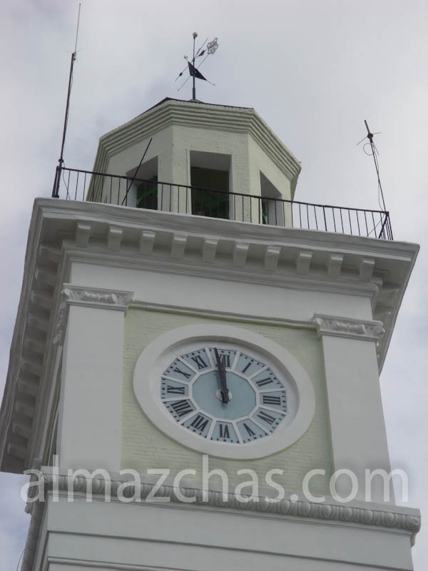 Башенные часы после реконструкции в г. Полтава крупным планом