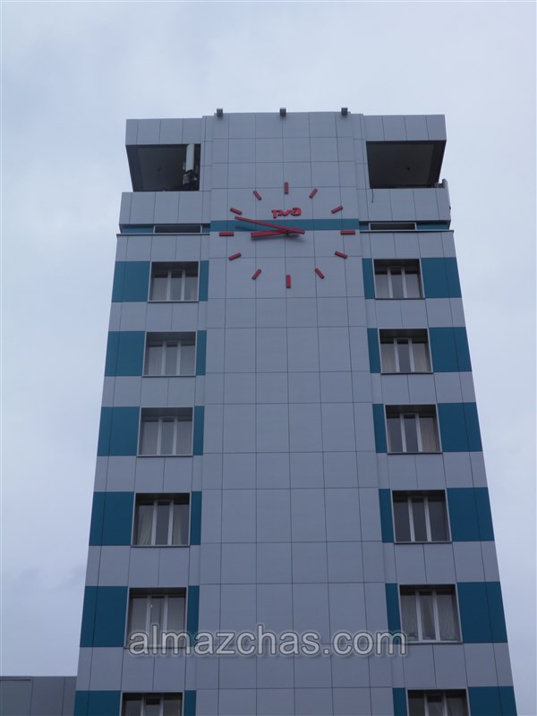 часы на фасаде здания жд вокзала Ульяновска