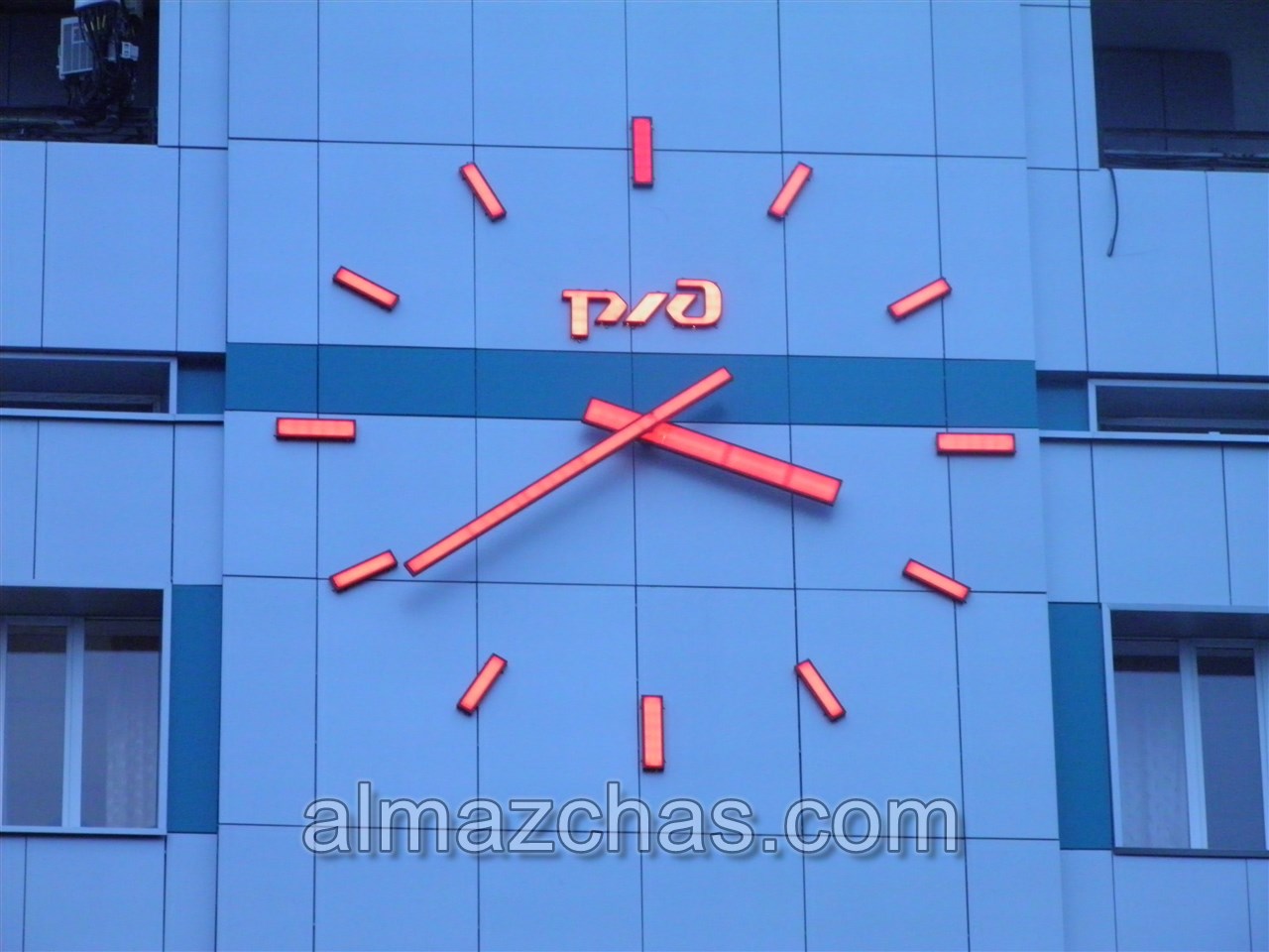 часы на фасаде ж/д вокзала город Ульяновск