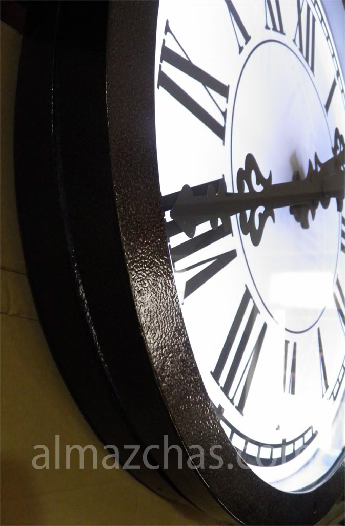 Городские часы: под стеклом вид сбоку