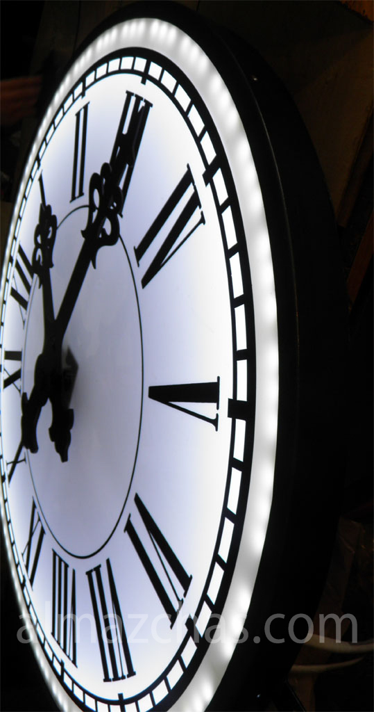 Городские часы: в открытом исполнении вид сбоку