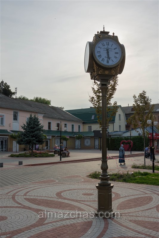 декоративные часы на столбе установлены в  2018 году фото один