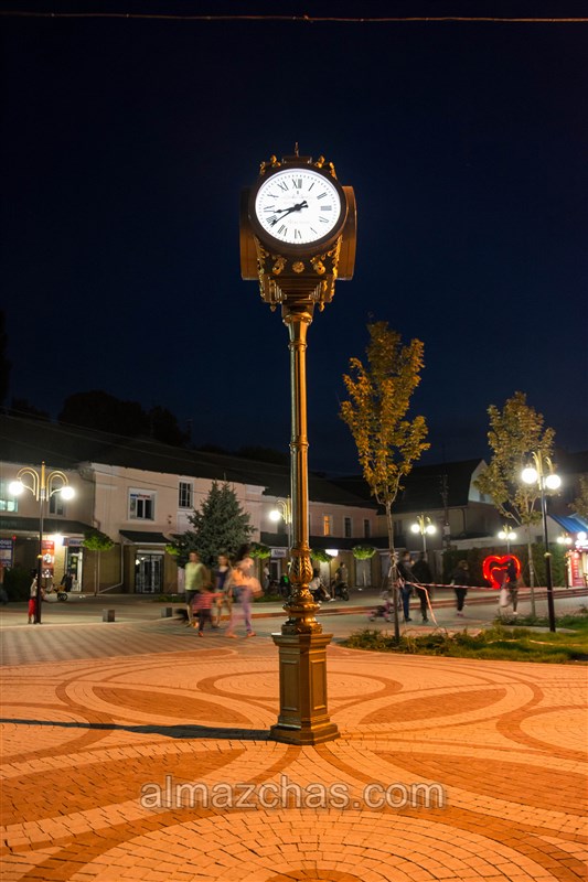 декоративные часы на столбе установлены в  2018 году фото пять