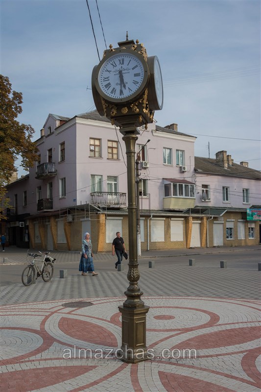декоративные часы на столбе установлены в  2018 году фото шесть