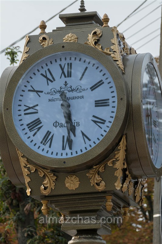 декоративные часы на столбе установлены в  2018 году фото десять