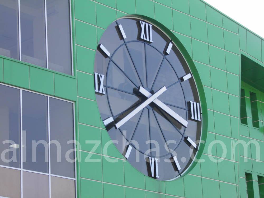 Часы диаметром семь метров на торговом центре в городе Владикавказ, фото номер один