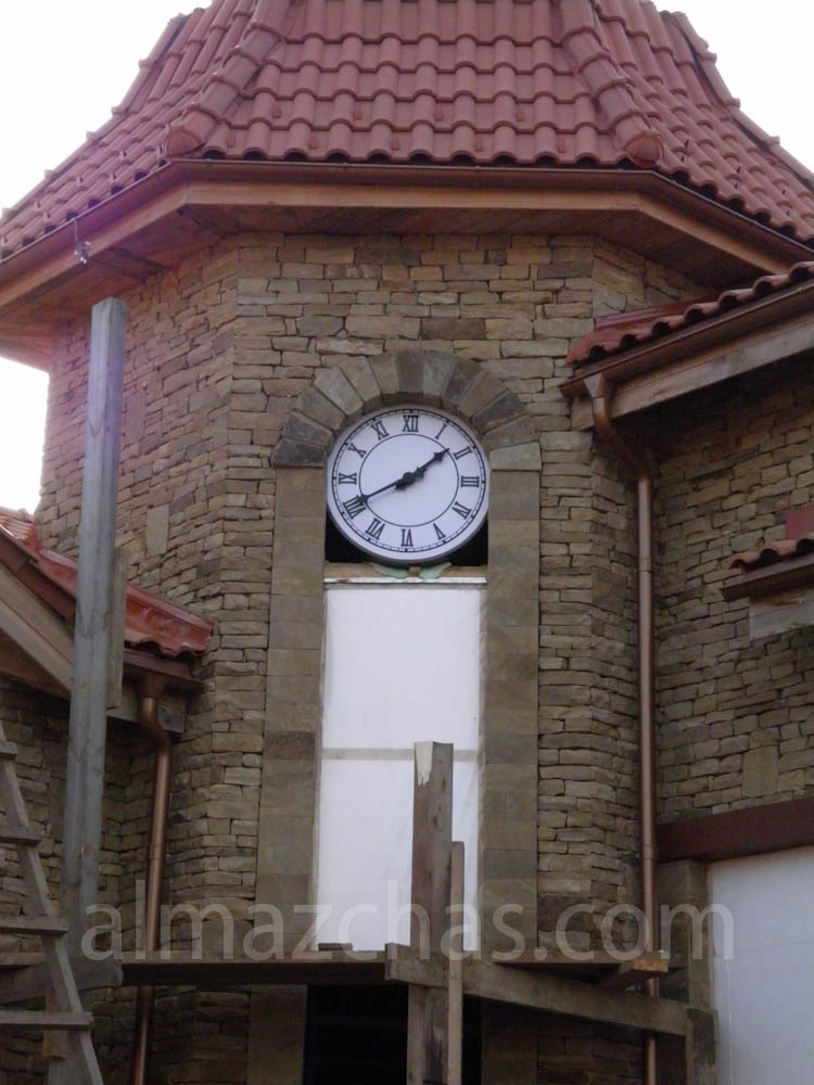 Часы на здании под старину