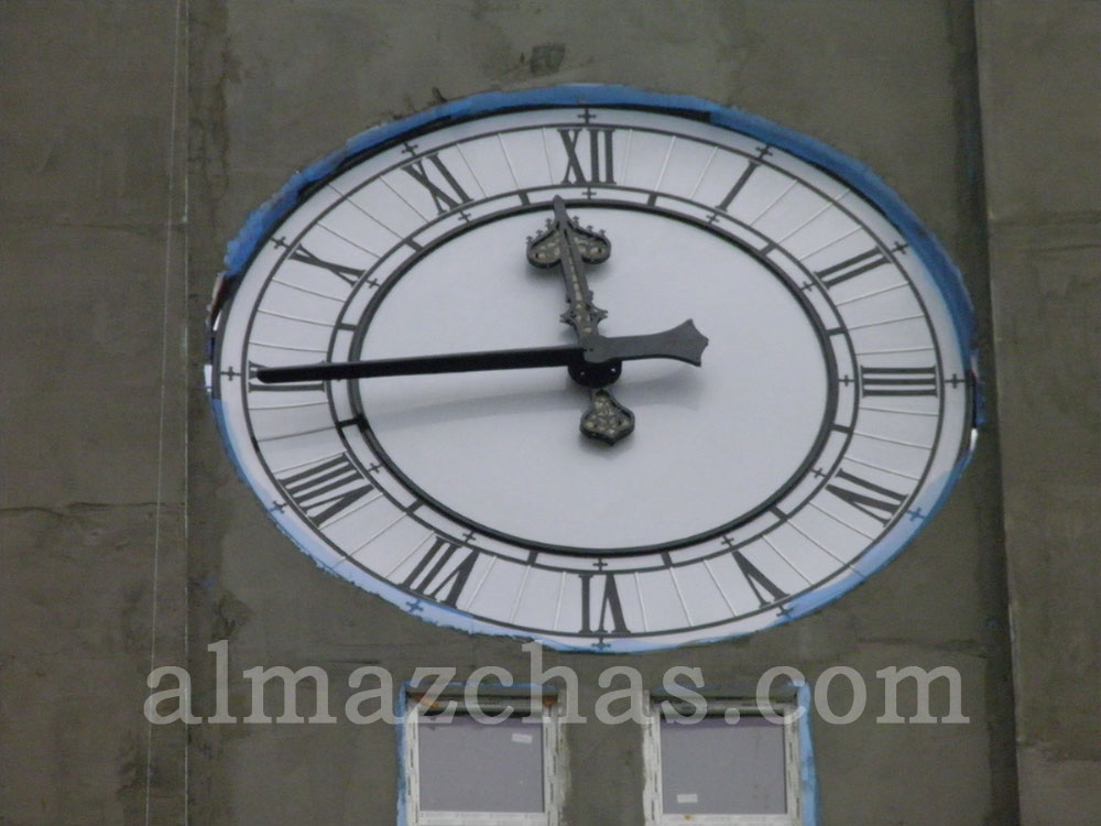 Трех метровые часы на башне