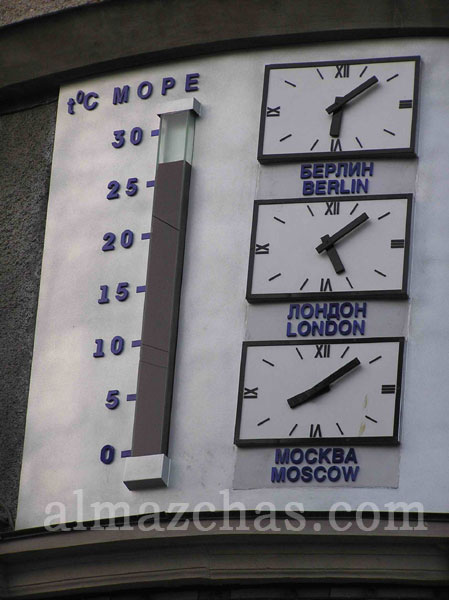 часы показывают время в г. Берлин, Лондон, Москва