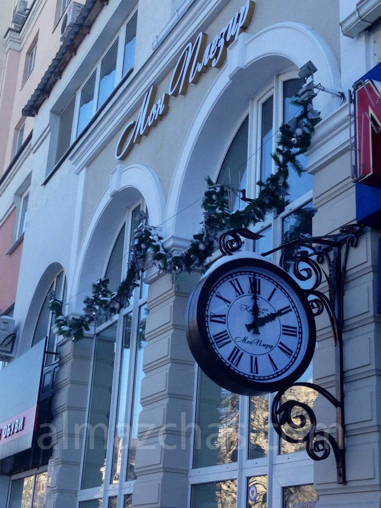 Часы фасадные двусторонние смонтированны и установленны в г. Белгород у входа в салон «Мон Плезир»