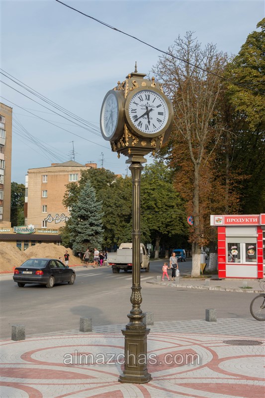 декоративные часы на столбе установлены в  2018 году фото три