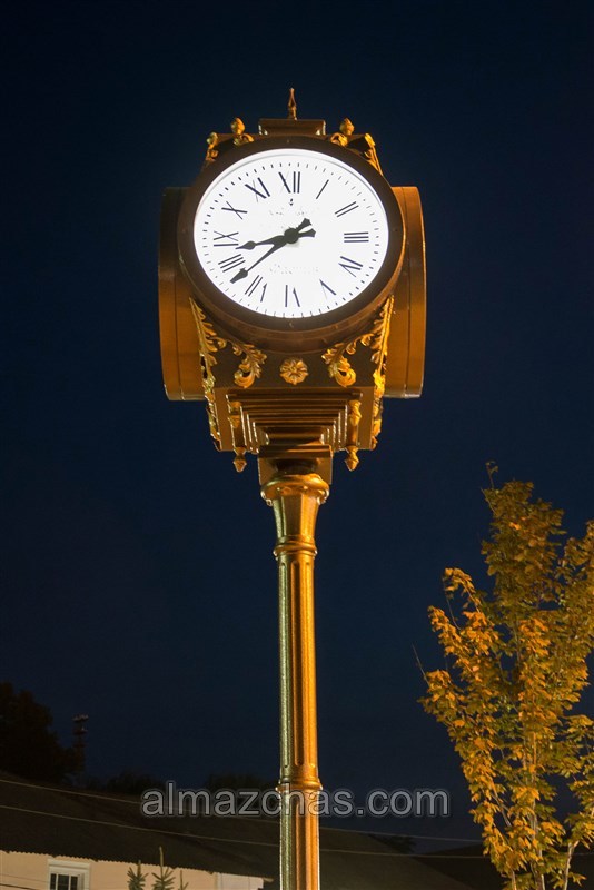 декоративные часы на столбе установлены в  2018 году фото четыре