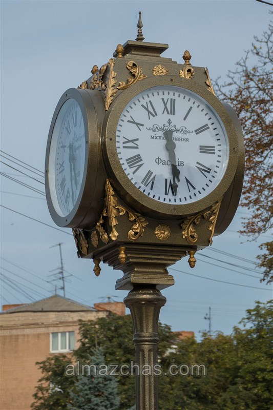 декоративные часы на столбе установлены в  2018 году фото семь
