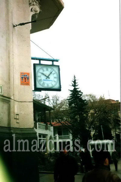Уличные часы на фасаде