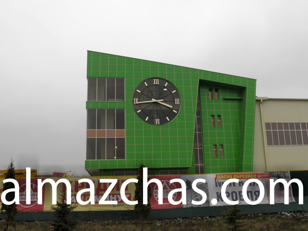 Часы диаметром семь метров на торговом центре в городе Владикавказ, фото номер два