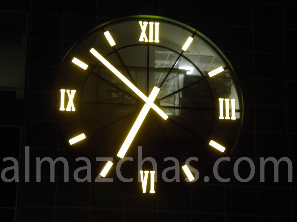 Часы диаметром семь метров на торговом центре в городе Владикавказ, фото номер четыри